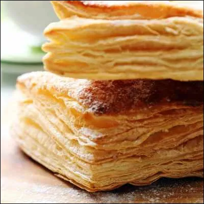 Quel gâteau à base de pâte feuilletée, souvent fourré de crème damandes, est proche de la galette des rois ?