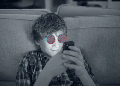 Les écrans comme les téléphones possèdent de la lumière rouge qui est nocive pour les yeux.