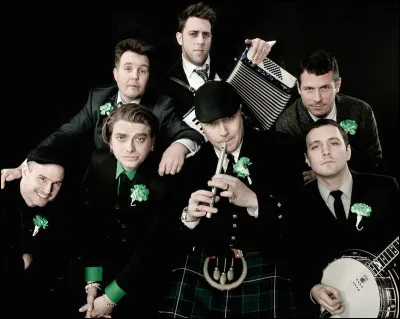Le titre ''I'm Shipping Up To Boston'' appartient à Dropkick Murphys.