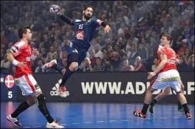 Comment appelle-t-on l'action qui consiste en un tir où le joueur lève son bras assez haut puis le redescend (pour faire baisser les bras du gardien) tout en faisant passer son poignet sous la balle afin d'en ralentir la vitesse en lui donnant un effet rétro ?