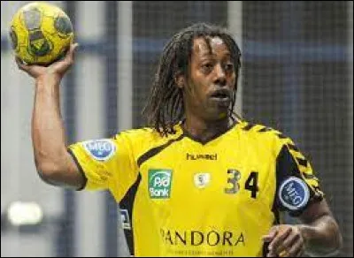 À quel poste évoluait le handballeur Jackson Richardson ?