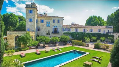 Dans quel département se situe la commune de Saint-Laurent-d'Aigouze, où se trouve le château de Calvières, qui abrite l'institut ?