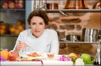 Dans quel pays, Clotilde Armand a-t-elle fait ses études ?