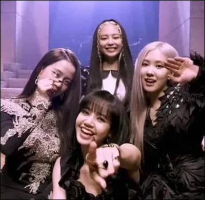 Quelle est la couleur des cheveux de Lisa &agrave; la fin de la chanson ?