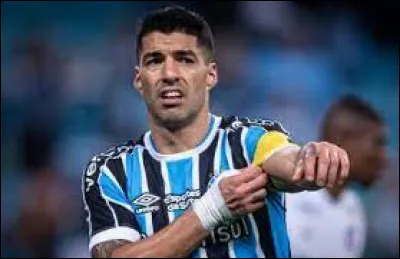 Pour quelle action L'uruguayen Luis Suárez a-t-il été sanctionné à de multiples reprises ?