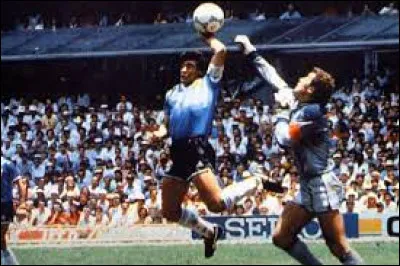 Selon l'expression utilisée par Diego Maradona, quelle partie de son corps était de Dieu ?