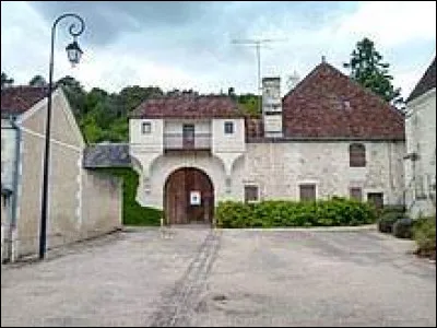 Je vous emmène en Nouvelle-Aquitaine à la découverte du château de Leugny. Village de l'aire d'attraction Châtelleraudaise, il se situe dans le département ...