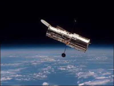 Quel nom porte ce télescope spatial conçu par la NASA avec une participation de l'Agence spatiale européenne, opérationnel depuis 1990 ?