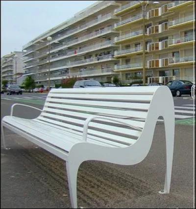 Quelle ville du littoral atlantique s'est offert ces bancs publics sur son remblai ?