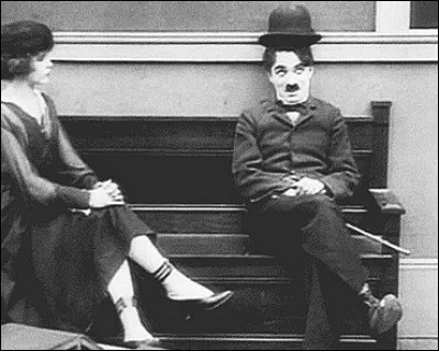 Quel est cet acteur assis sur un banc ?