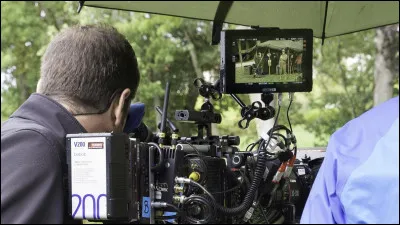 Quel anglicisme désigne l'ensemble des vidéos et sons bruts tels qu'il ont été enregistrés lors du tournage ?