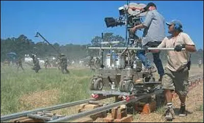 Comment appelle-t-on un mouvement de la caméra placée sur un chariot qui glisse sur des rails ?