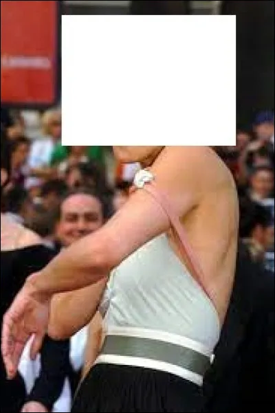 Quelle actrice a créé la polémique en laissant échapper un de ses seins lors de la montée des marches de Cannes ?