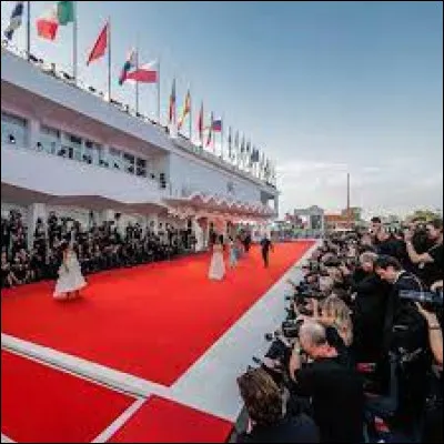 Quel animal est représenté sur le trophée du Festival de la Mostra de Venise ?