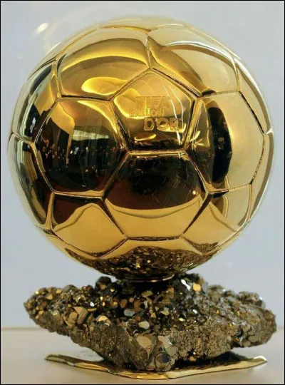 Savez-vous combien pèse le ballon d'or (réalisé en laiton) ?