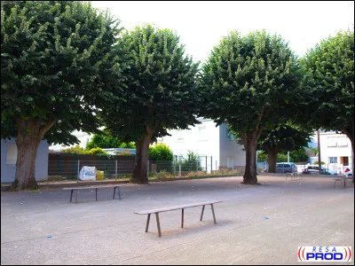 Quel square d'avant-guerre bordant la place Marceau existe toujours près du "Ruban bleu" ?
