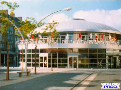 Comment s'appelait la grande brasserie située au Sud du "Centre République" dans les années 90 ?