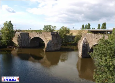 En quelle année a été construit le vieux pont de Méan en pierres ?