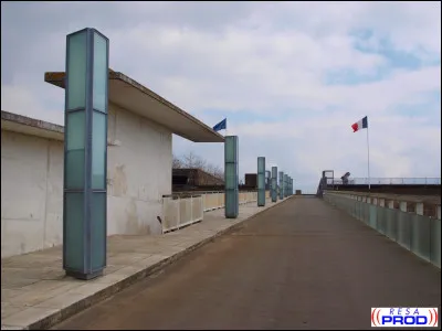 Comment s'appelle la rampe d'accès au toit de la base sous-marine ?