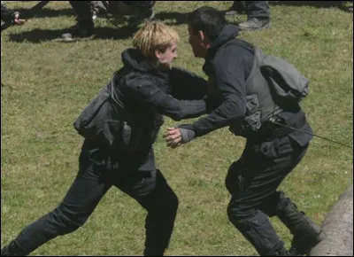 Tu t'apprêtes à partir vers l'endroit que tu as choisi quand soudain un tribut te saute dessus pour essayer de t'égorger. Que fais-tu ?