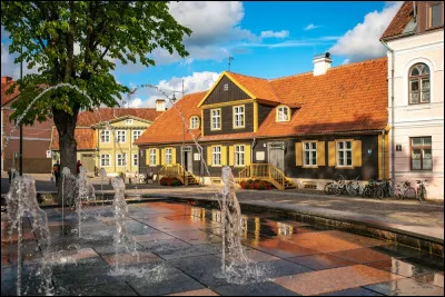 Dans quel pays se trouve la ville qui a longtemps porté le nom allemand de Goldingen, et se nomme aujourd'hui Kuldīga ?