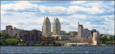 Cette ville, fondée en 1776, a porté jusqu'en 1926 le nom de Iekaterinoslav en lhonneur de Catherine II. Il s'agit de ...