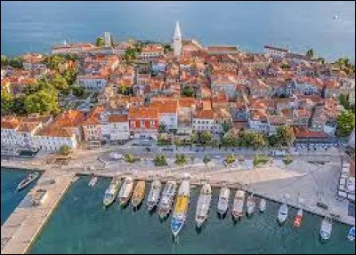 Quelle est cette ville, qui s'est appelée Parenzo en italien ?