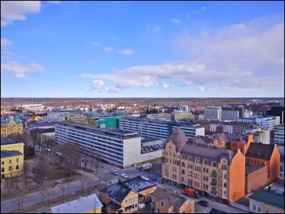 Cette ville, fondée par les Suédois au XIVe siècle, détruite par un incendie au milieu du XIXe, a été reconstruite et nommée par les Russes Nikolaïstadt, nom qu'elle porte jusqu'en 1917 : dans quel pays se trouve-t-elle aujourd'hui ?