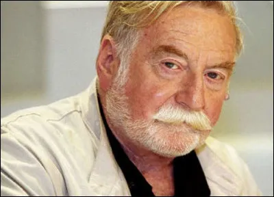 Qui est cet écrivain, auteur du roman ''Le lama bleu'' ?