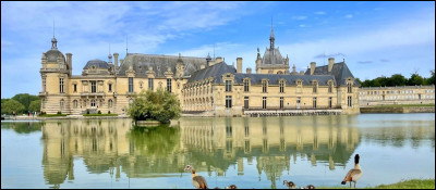 Quel est le château de l'Oise dans lequel on peut visiter le musée Condé ?