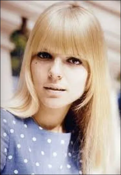 Complétez les paroles de cette chanson de France Gall : "Si, maman, si/ Si, maman, si/ Maman, si tu voyais ma vie/ Je pleure comme je ris/ Si, maman, si/...