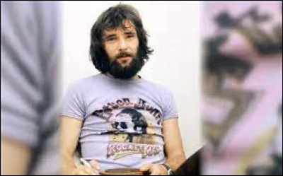 Complétez les paroles de cette chanson de Maxime Le Forestier : "C'est une maison bleue/ Adossée à la colline/ On y vient à pied/ On ne frappe pas/ Ceux qui vivent là/...