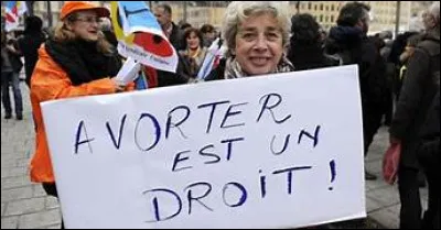 Sous la présidence de qui Simone Veil a-t-elle agi en faveur de la dépénalisation de l'avortement sous certaines conditions en France ?