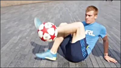 Qui est surnommé le ''Magicien du Ballon'' ?