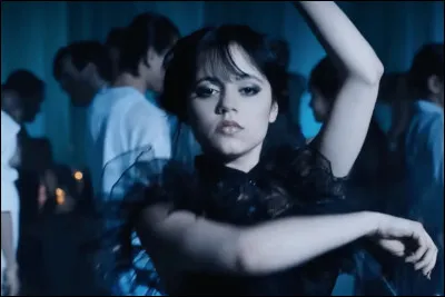 Dans la série Netflix "Mercredi", sur quelle chanson dansait le personnage principal ?