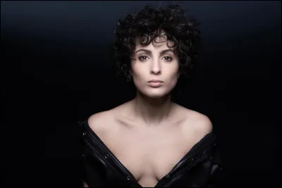 Comment s'appelle cette auteure-compositrice-interprète française à qui doit-on la chanson "Louis" ?