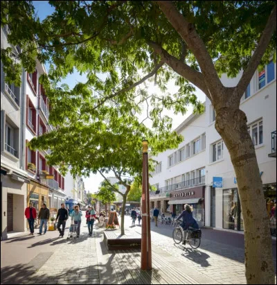 Lorient, ici Lorient. Il s'agit d'une petite ville située en Bretagne, dans le département...