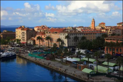 Pour terminer notre long périple, je vous emmène à Ajaccio, en Corse. C'est une ville assez étendue, avec une superficie d'environ...