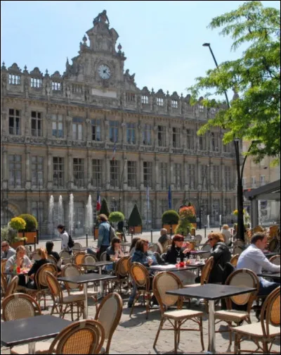 Je vous emmène dans une commune d'environ 45 000 habitants, bordée par l'Escaut et située dans la province du Hainaut. Mais quelle est cette commune ?