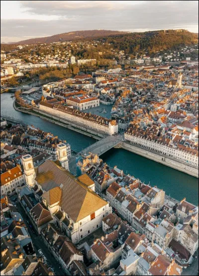 Je vous fais à présent visiter la ville de Besançon, le chef-lieu du département du Doubs. Cette ville est bordée par la rivière...