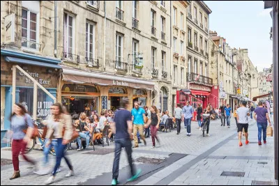 Un peu de culture générale à présent ! Je vous emmène à Caen, une grande ville de Normandie. Lequel de ces chanteurs français habite dans cette ville ?