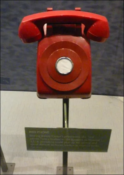À propos de téléphone, en quelle année à été installé le fameux téléphone rouge entre les États-Unis et lUnion soviétique ?