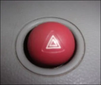 Dans quelle auto y a-t-il ce bouton rouge des feux de détresse ?