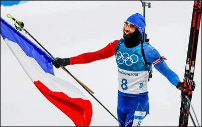 En biathlon qui associe le ski de fond au tir à la carabine, combien de passages sont obligatoires au pas de tir ?