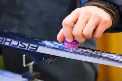 Quel est le nom du produit appliqué sur la semelle d'un ski avant usage afin d'en améliorer soit le glissement, soit l'adhérence sur la neige ?