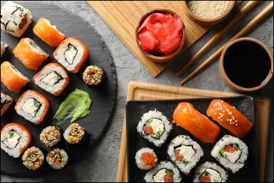 Les sushis sont des boules de riz entouré dalgues avec au milieu du saumon, avocat, fromage, concombre, etc.