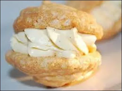 De quel pays est originaire le baiser, une pâtisserie composée de deux meringues avec au milieu de la crème chantilly ?