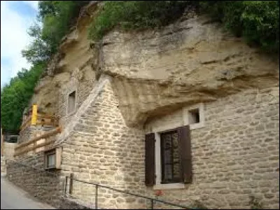 Si vous voulez voir cette maison troglodyte, direction Bathernay. Commune rhônalpine, dans l'aire d'attraction Romanaise, elle se situe dans le département ...