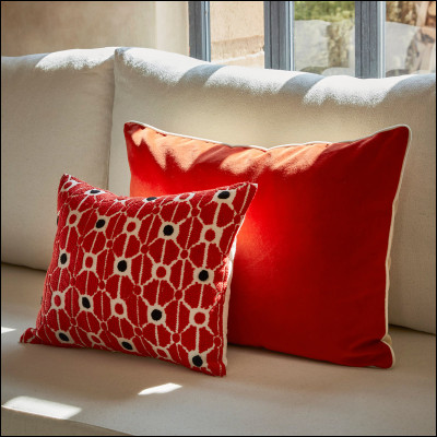 De quelle couleur est un coussin rouge ?