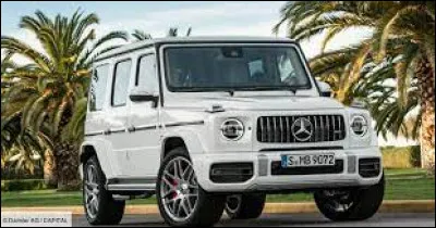 Cette automobile est une Mercedes Classe...